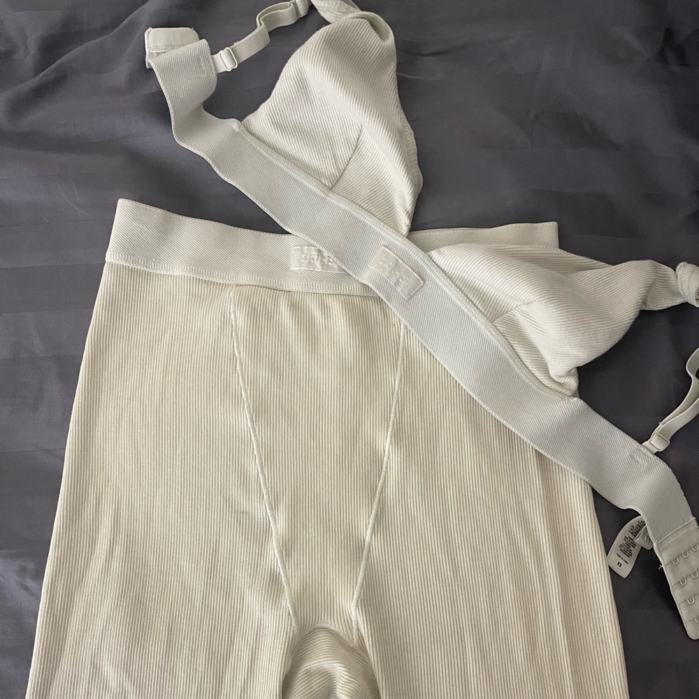SKIMS leggings and bra set in bone. SOLD DONT PURCHASE OR MONEY NOT BE RETURNED